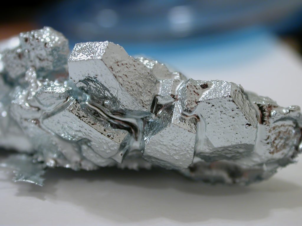 Kristalle aus hochreinem Galliummetall.