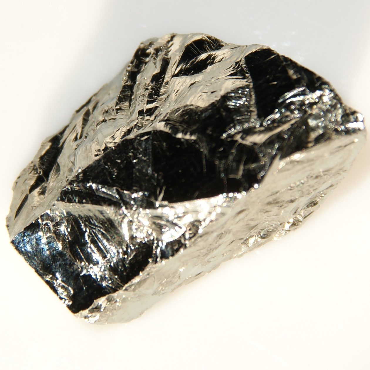 Ein metallisch glänzendes Stück Germanium.